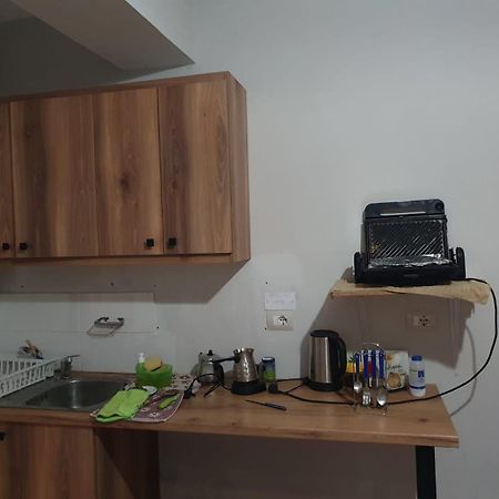 Mona'S Hostel Sarande Bagian luar foto