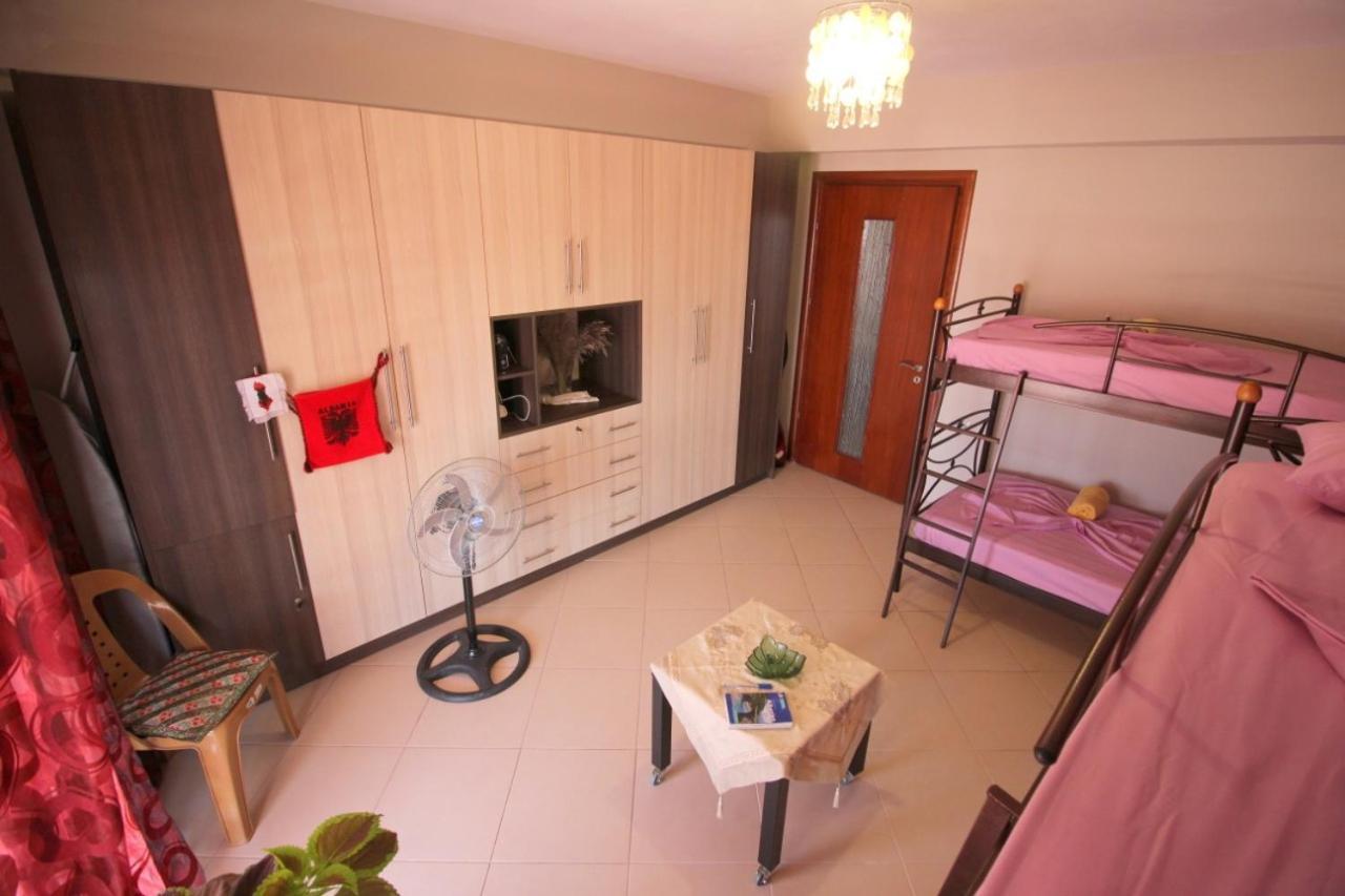 Mona'S Hostel Sarande Bagian luar foto