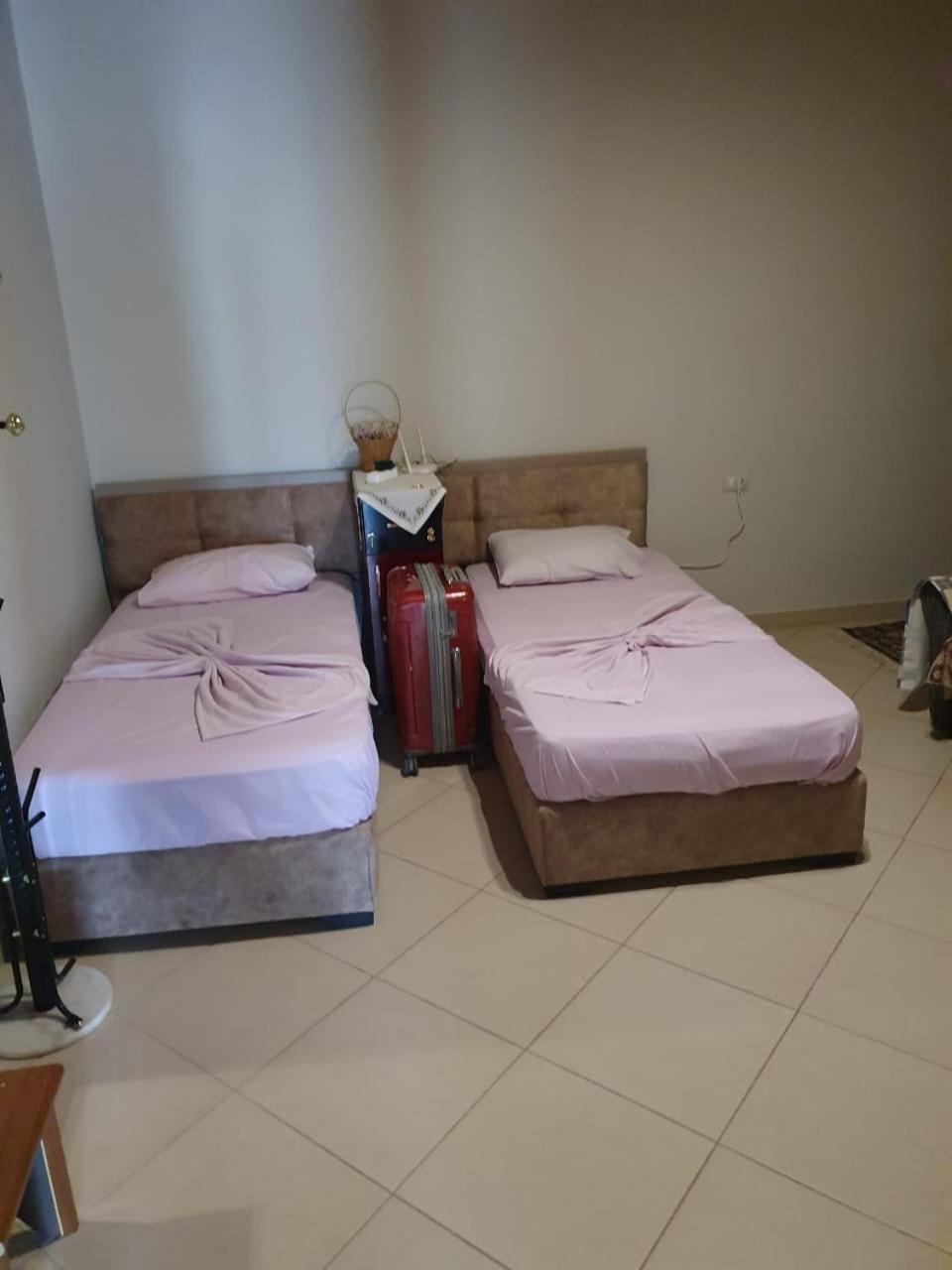 Mona'S Hostel Sarande Bagian luar foto