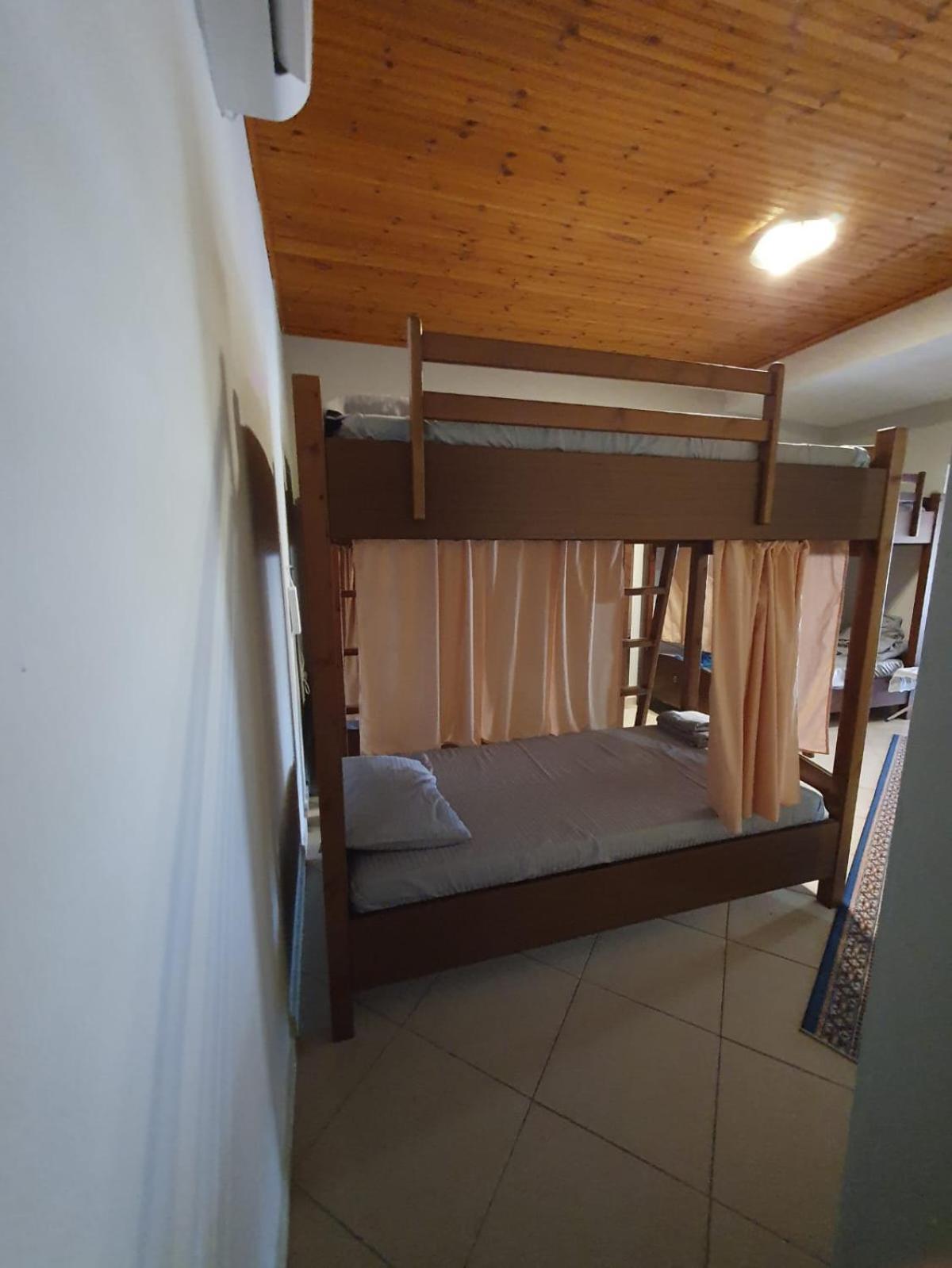 Mona'S Hostel Sarande Bagian luar foto