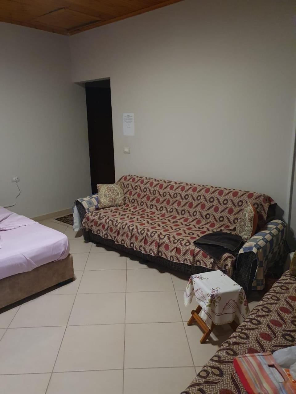 Mona'S Hostel Sarande Bagian luar foto