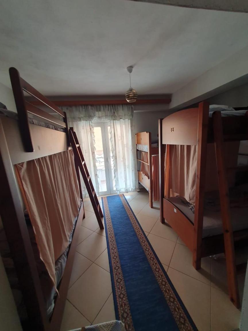 Mona'S Hostel Sarande Bagian luar foto
