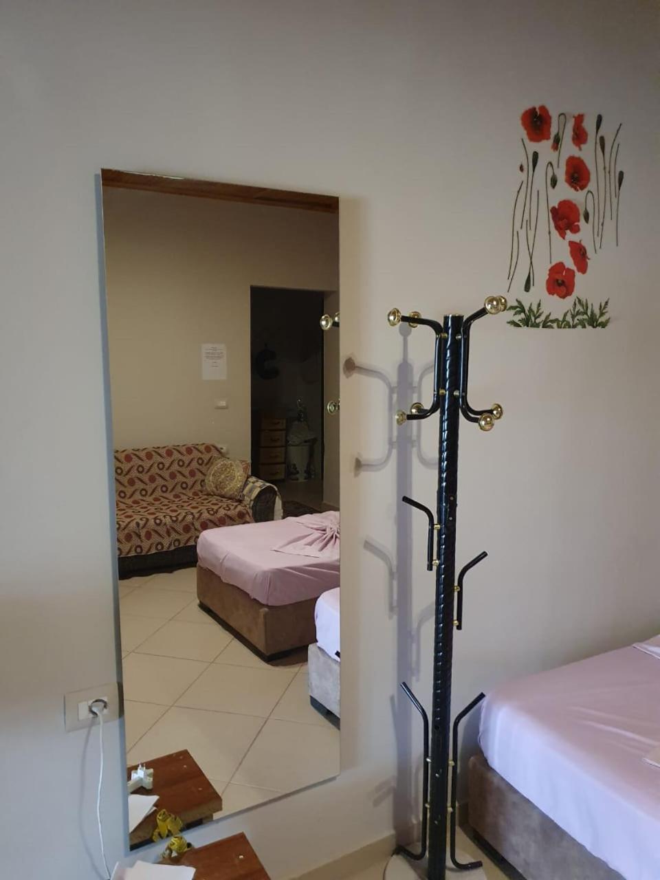Mona'S Hostel Sarande Bagian luar foto