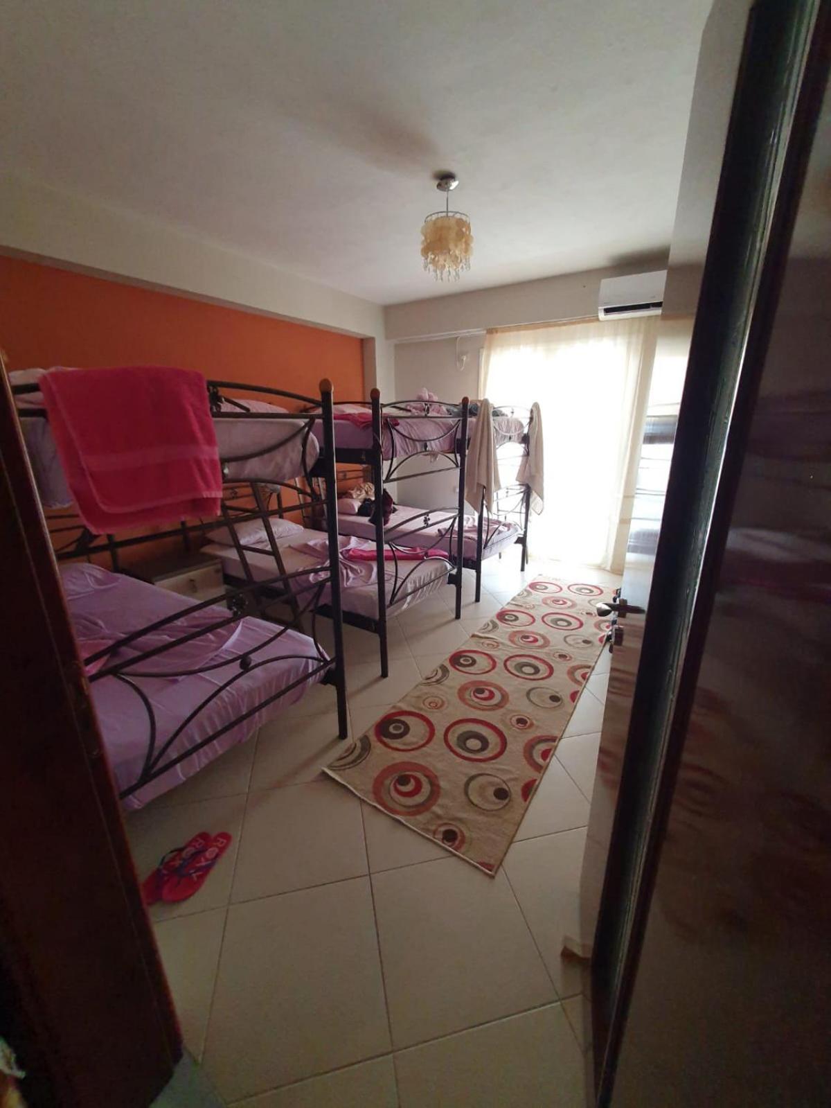 Mona'S Hostel Sarande Bagian luar foto