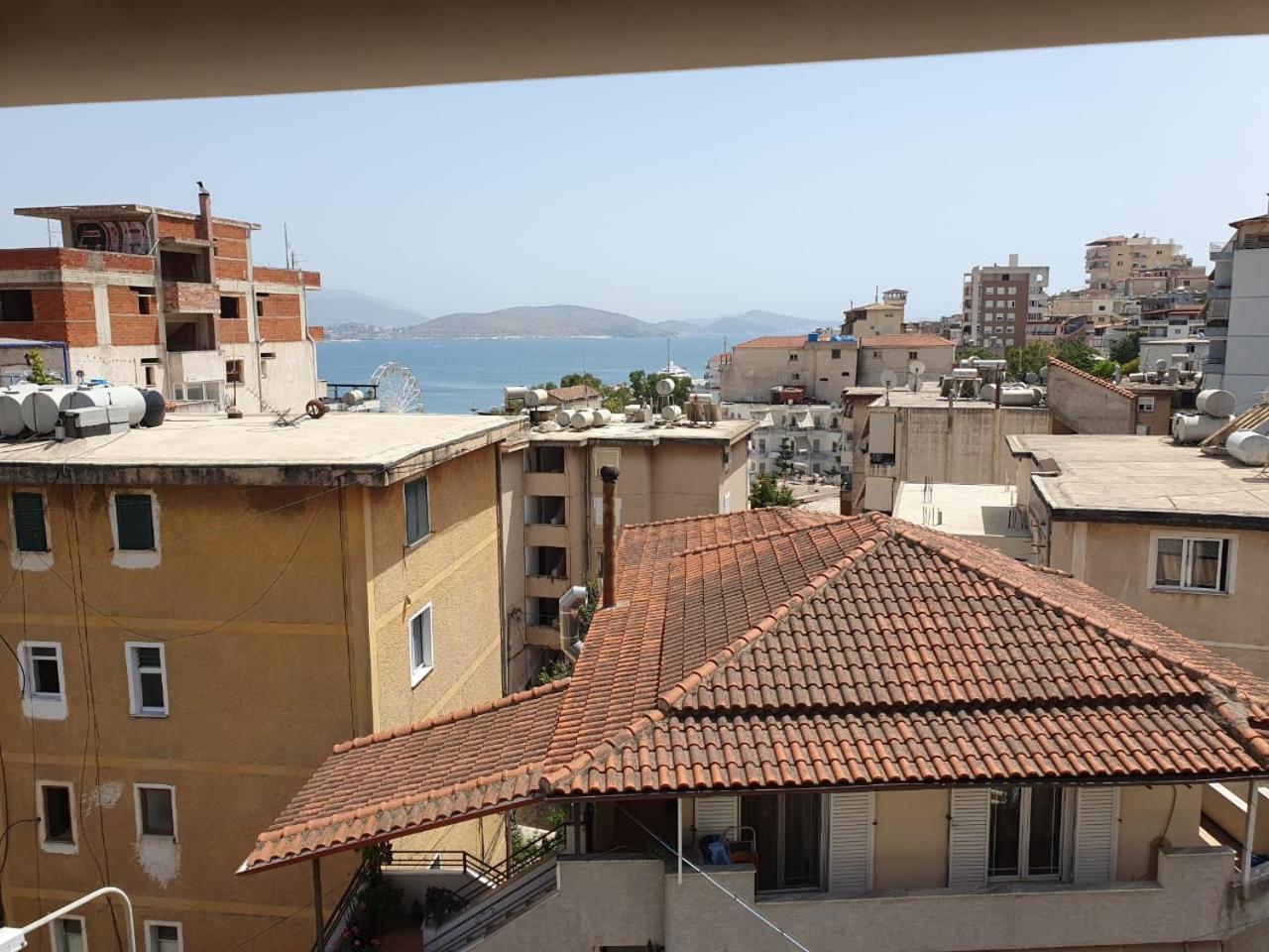 Mona'S Hostel Sarande Bagian luar foto