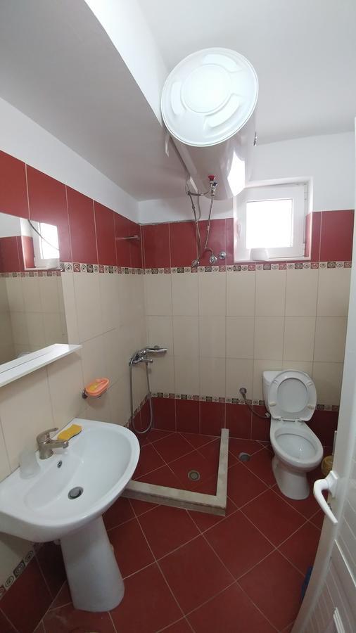 Mona'S Hostel Sarande Bagian luar foto